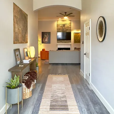 Cozy Getaway Near Lake Travis!